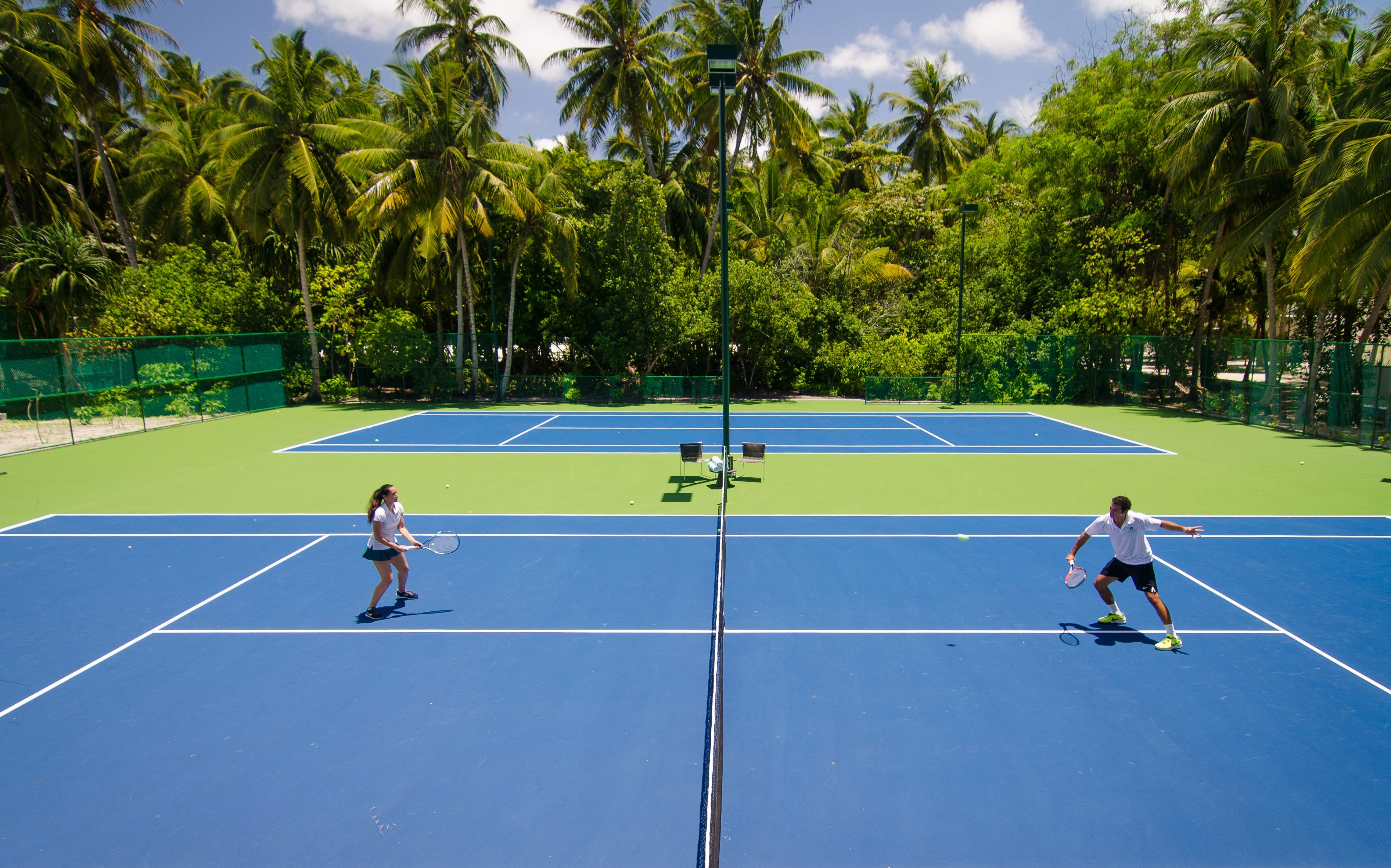 Игры бадминтон теннис. Парадиз Айленд Мальдивы теннисный корт. Теннисный корт вид сверху. Виды теннисных кортов. Большой теннис.