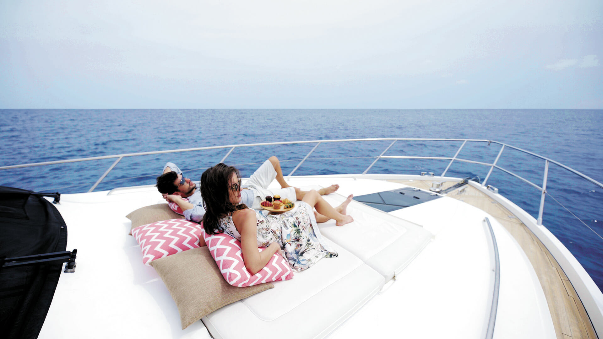 Мальдивы стоимость на двоих. Sunseeker 155 Мальдивы. Девушка на яхте Мальдивы. Яхта на Мальдивах. Круиз на яхте Мальдивы.